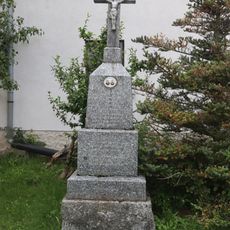 Kříž u kaple v Pozďatíně