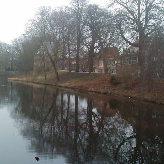 Gracht en omwalling noordzijde van de stad van Noorderstraat tot voorbij de Oosterpoort, waarin de Oosterpoort en Mariatoren