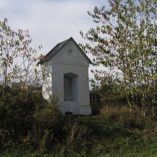 Kaplička u křižovatky silnic na východním okraji Blatců