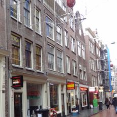 Huis met gevel onder rechte lijst met consoles