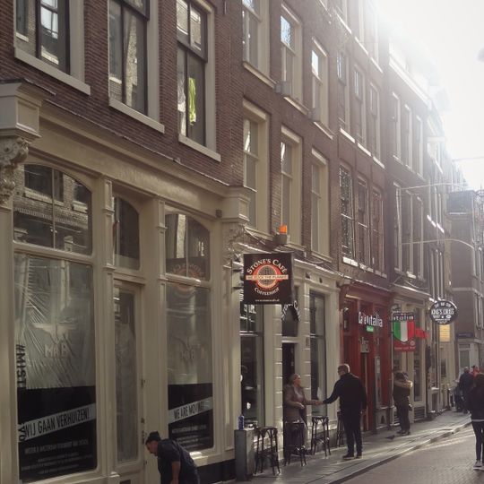 Pand met gevel onder rechte lijst met gesneden pui