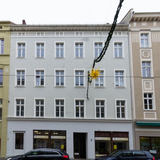 Mietshaus in geschlossener Bebauung, mit zwei Läden mit originaler Front Berliner Straße 22