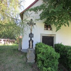 Kříž před kaplí v Litkovicích