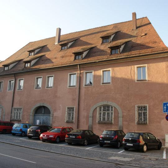 Ehemaliger städtischer Holzstadel, im 19. und frühen 20. Jahrhundert militärisches Bezirkskommando, seit 1937 Polizeistation