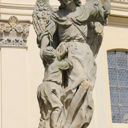 Socha Archanděla Rafaela na ohradní zdi kostela v Lysé nad Labem