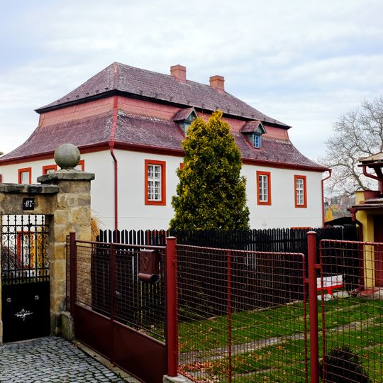 Socha svatého Jana Nepomuckého nad branou k vikariátu v Turnově