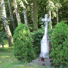 Pamětní kříž před kaplí svaté Anny na západním okraji Sosnové