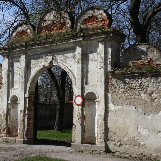 Zeď s bránou u zámku Brtnice