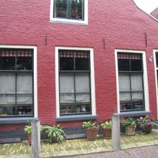 Pand onder zadeldak tegen puntgevel