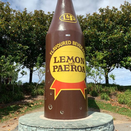 Botella gigante de Lemon & Paeroa