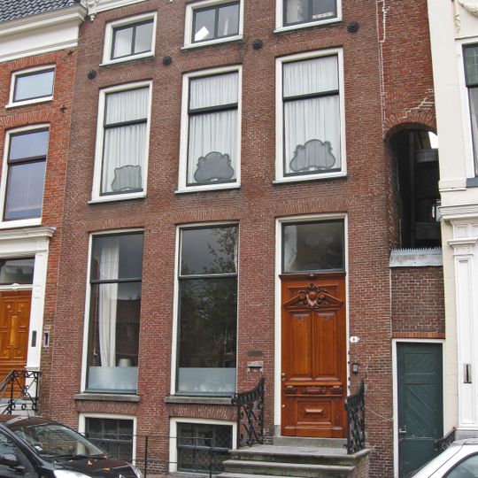 Pand van drie traveeën breed met kroonlijst