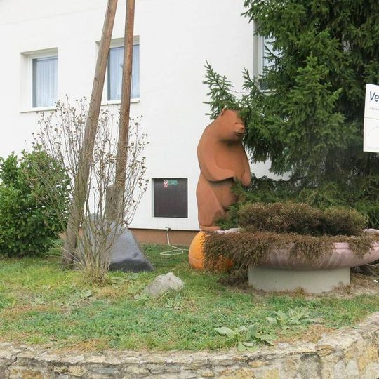 Plastika medvěda v ulici Práce v Neratovicích