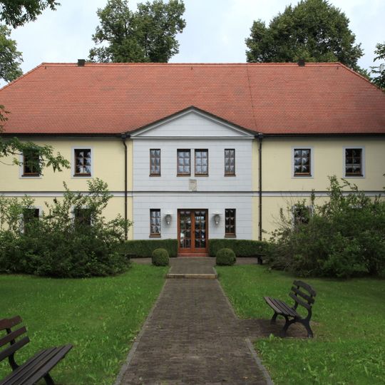 Gewandhaus, Feuerwehr-Schlauchturm sowie Granit-Zaunsäulen Kollmer Straße 1