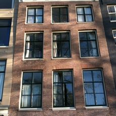 Huis met gevel onder rechte triglyfenlijst