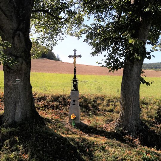 Kříž jižně od Lhovic u rozcestí
