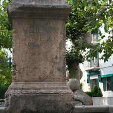 Fontana con cippo romano