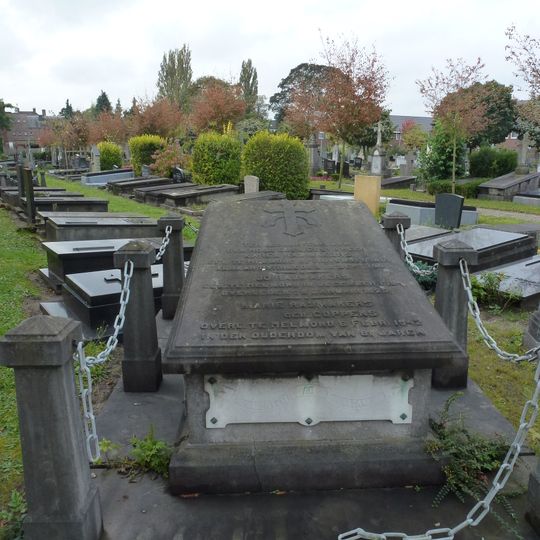 Grafzerk voor drie mannen uit de familie Raymakers in eclectische stijl