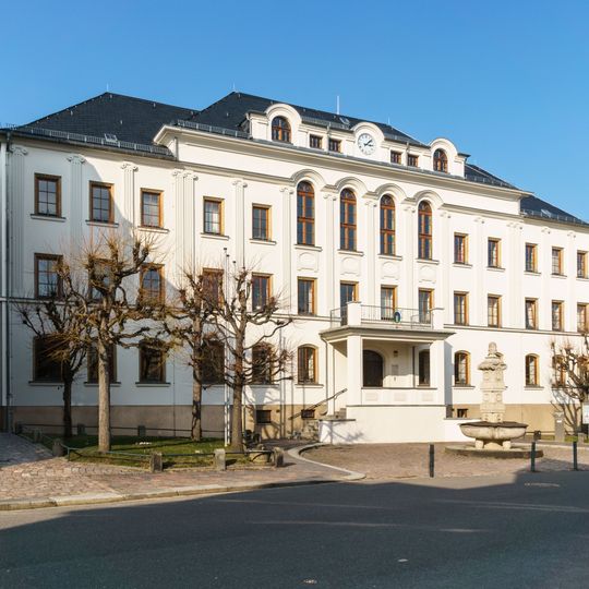 Rathaus und gärtnerisch gestalteter Vorplatz mit Lindenpflanzung und Brunnen Karl-Marx-Straße 32