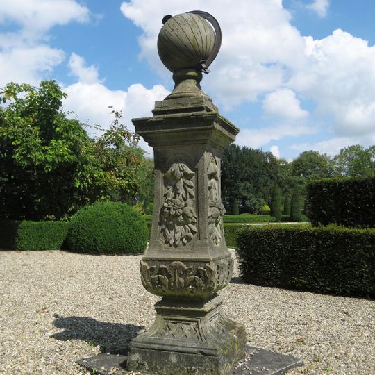 Verhildersum: zonnewijzersokkel