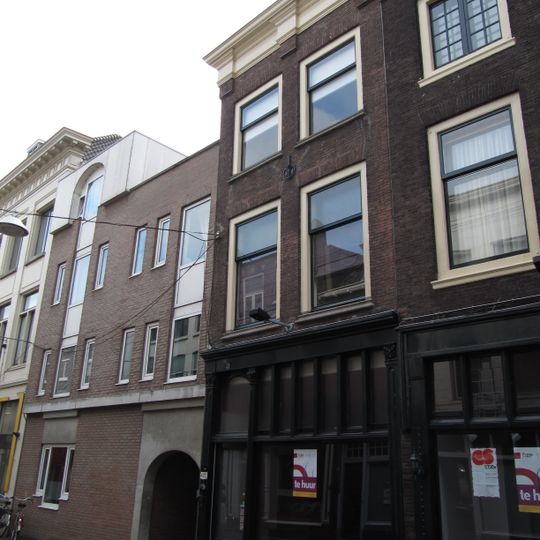 Pand met gevel met verkropte kroonlijst