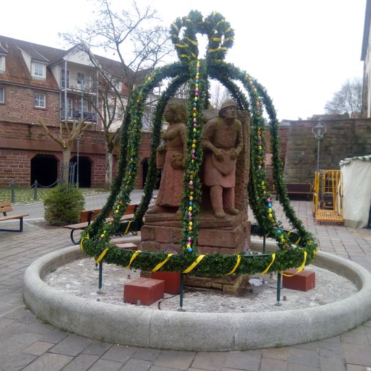 Stadtbrunnen mit Traditionsfiguren