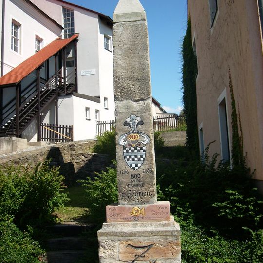Einzeldenkmal der Sachgesamtheit Schloss und Rittergut Schleinitz: Gedenksäule Schleinitz 3a
