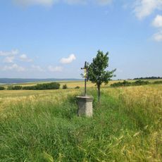 Kříž v poli u Potvorova u zaniklé cesty