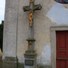 Kříž ve Slavicích u kostela