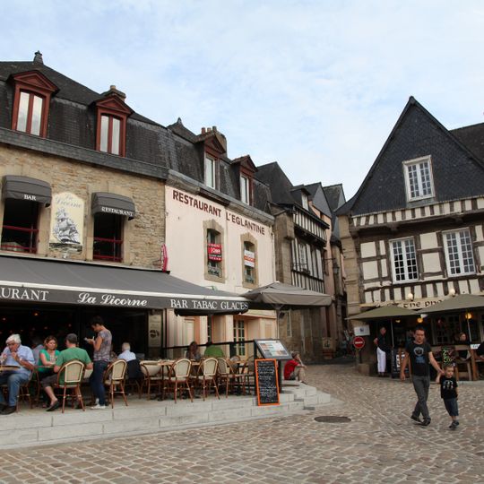 Maison, 19 place Saint-Sauveur, rue du Petit-Port