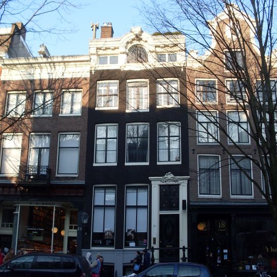 Pand met gevel onder verhoogde lijst met consoles met gebeeldhouwde stoep, 3 louis