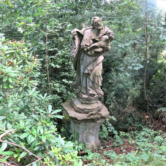 Socha svatého Josefa ve Fritscheho arboretu ve Sněžné