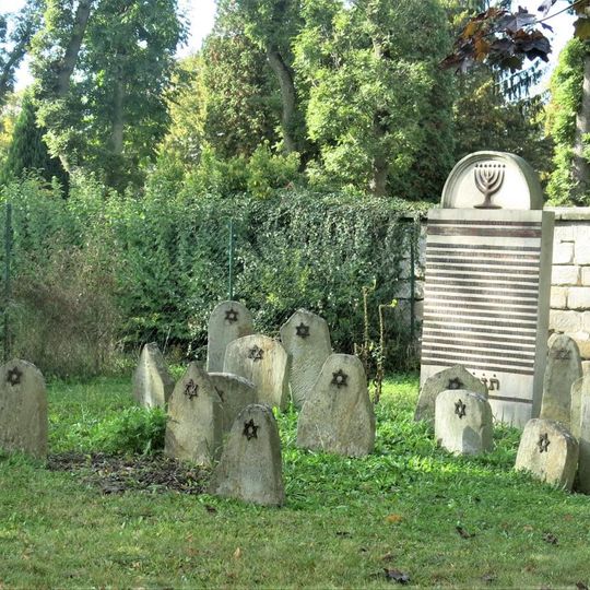 Památník obětí pochodu smrti v dubnu 1945 u hřbitova v České Lípě