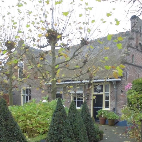 Landhuis met topgevel, zijgevel met trapgevel