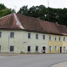 Wohnhaus, heute dreiteiliges Reihenhaus
