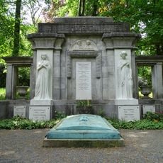 Einzeldenkmale der Sachgesamtheit Niederfriedhof: Friedhofskapelle, Verwaltungsgebäude, Erbbegräbnisse, Soldatengräber Erster Weltkrieg und Kriegerdenkmal (siehe Sachgesamtheitsliste gleiche Anschrift Obj. 09301566) Am Viadukt 7