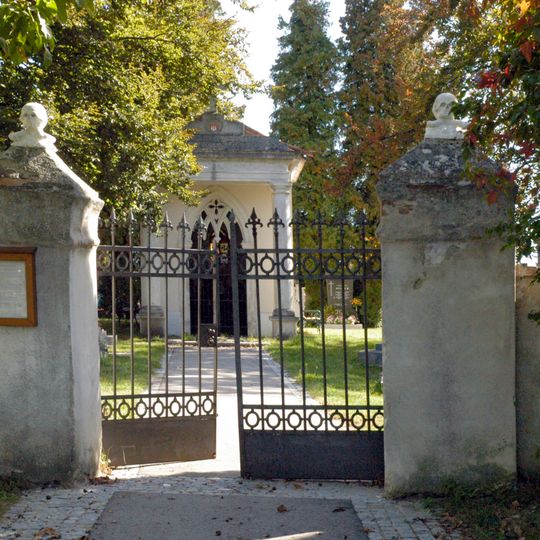 Friedhof, Grabdenkmäler und Friedhofsportal