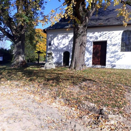 Kříž u kaple ve Štítném