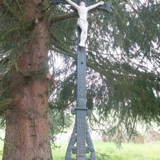 Kříž na rozcestí v dolní části Lhoty pod Pannou