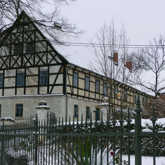 Wohnstallhaus und Scheune eines Dreiseithofes sowie Torpfeiler und Einfriedung Scharfenberger Straße 46