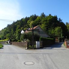 Kříž na rozcestí ulic Ke Hřišti a V Kalné v Nižboru