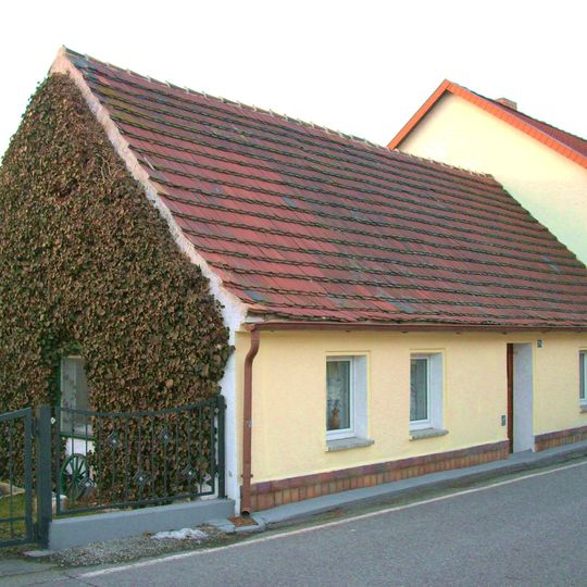 Wohnhaus und zwei Nebengebäude Gerhart-Hauptmann-Straße 24