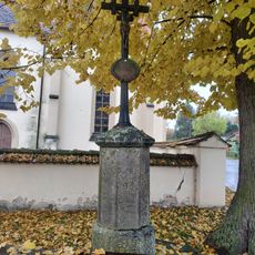 Kříž před kostelem ve Vrčni