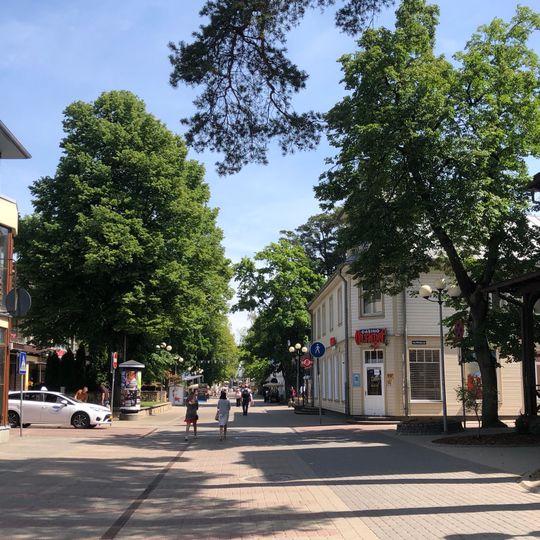 Dzīvojamā ēka - veikals