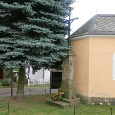 Kříž u kaple v osadě Dlouhý