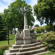 Kříž před kostelem sv. Jana Křtitele v Kalištích