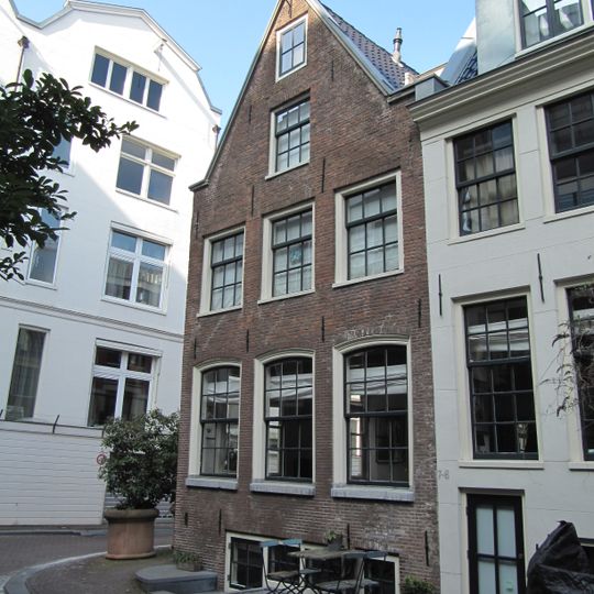 Hoekhuis, voorgevel onder latere punttop