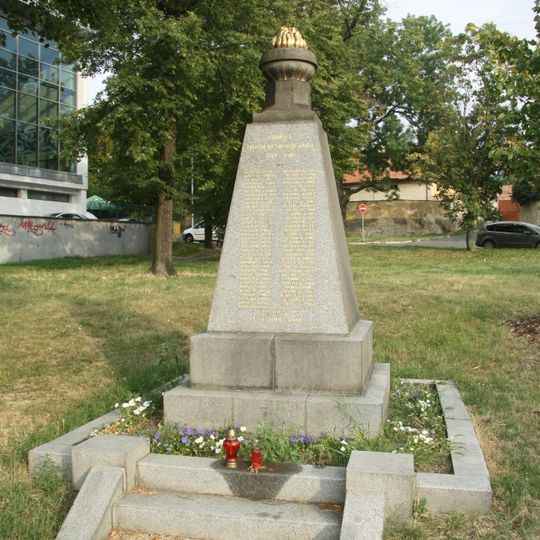 Pomník padlým na návsi ve Starém Hloubětíně