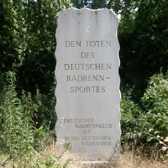 Gedenkstele für die gefallenen Radrennsportler