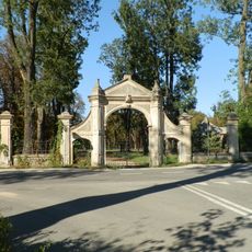 Brama wjazdowa z ogrodzeniem