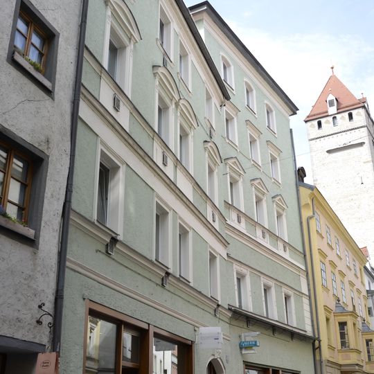 Wohn- und Geschäftshaus